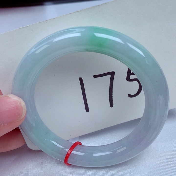 翡翠手镯未镶嵌翡翠