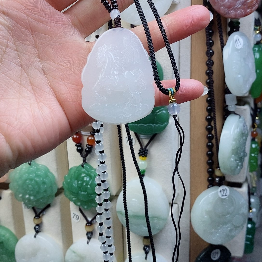 颈饰未镶嵌石英质玉（金丝玉）