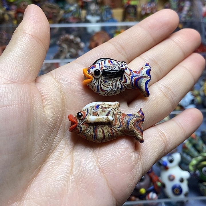 琉璃颈饰小鱼一条