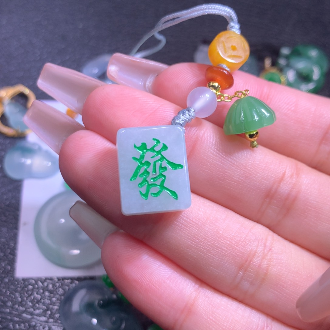 翡翠颈饰未镶嵌发财