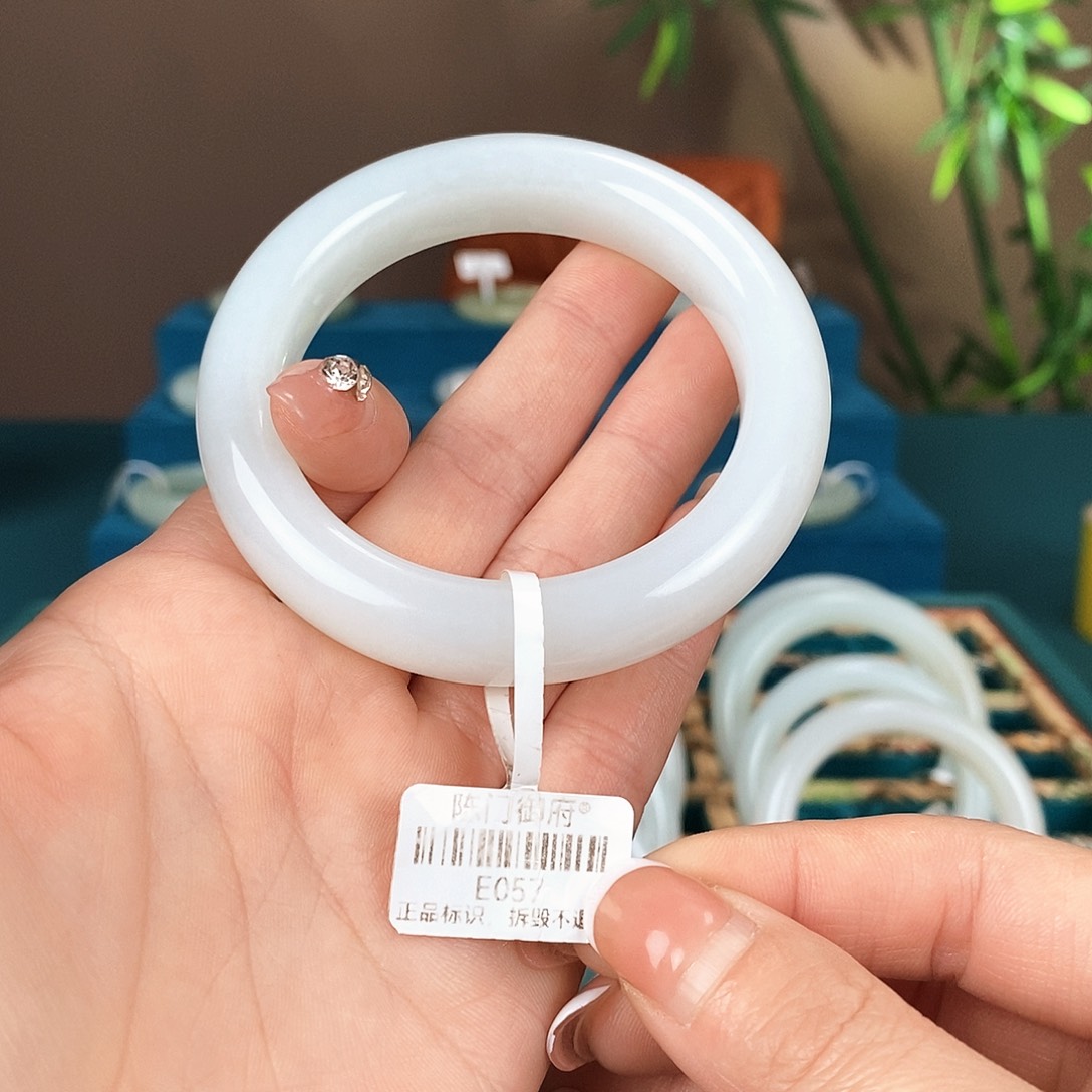 和田玉未镶嵌手镯E057