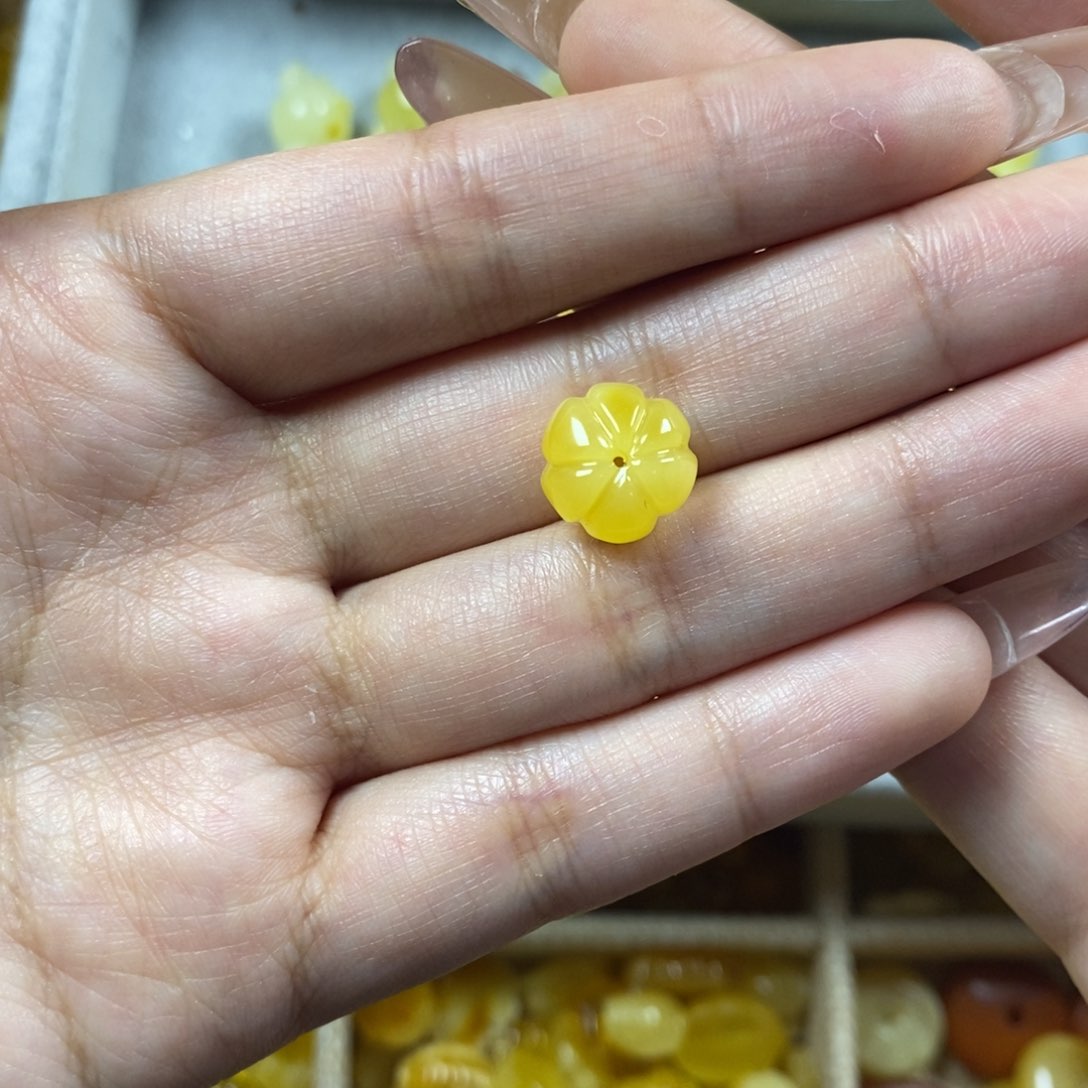 琥珀裸石未镶嵌瓜珠