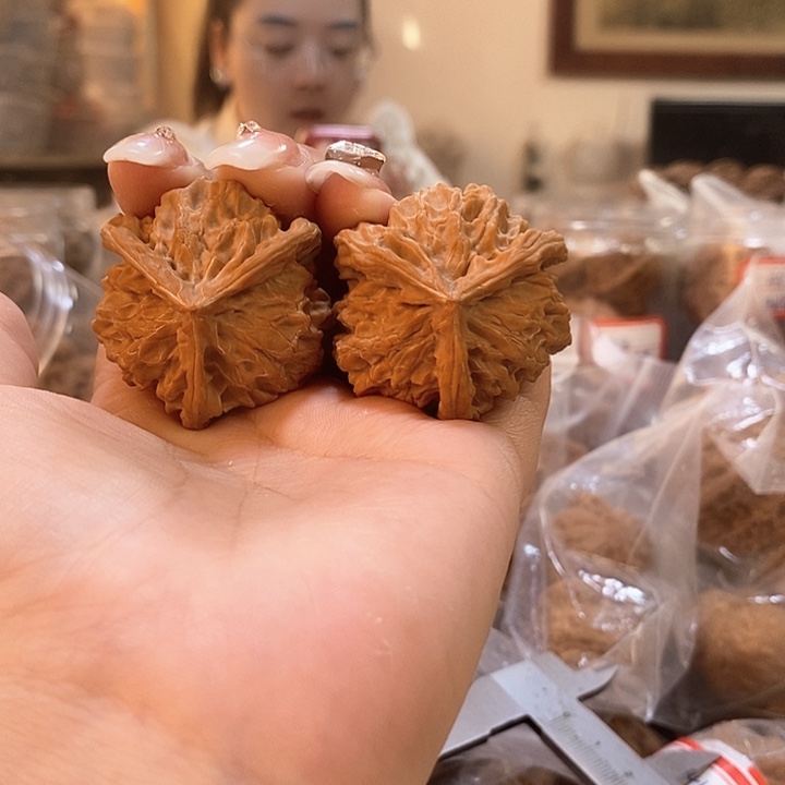 文玩核桃吊坠盘山三棱尖有伤