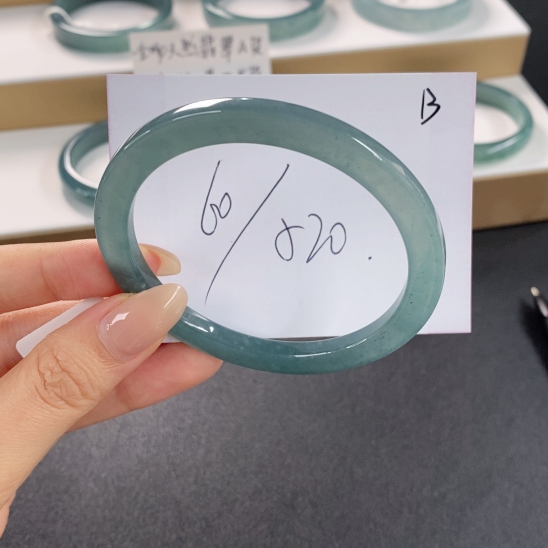 翡翠手镯未镶嵌天然翡翠