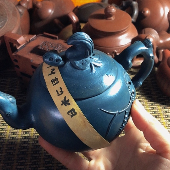 紫砂茶壶原矿泥料手工制作的紫砂壶。