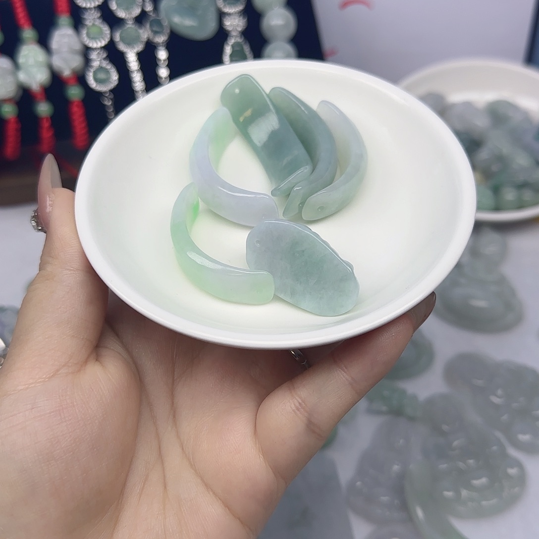 丹***y翡翠未镶嵌颈饰翡翠手牌