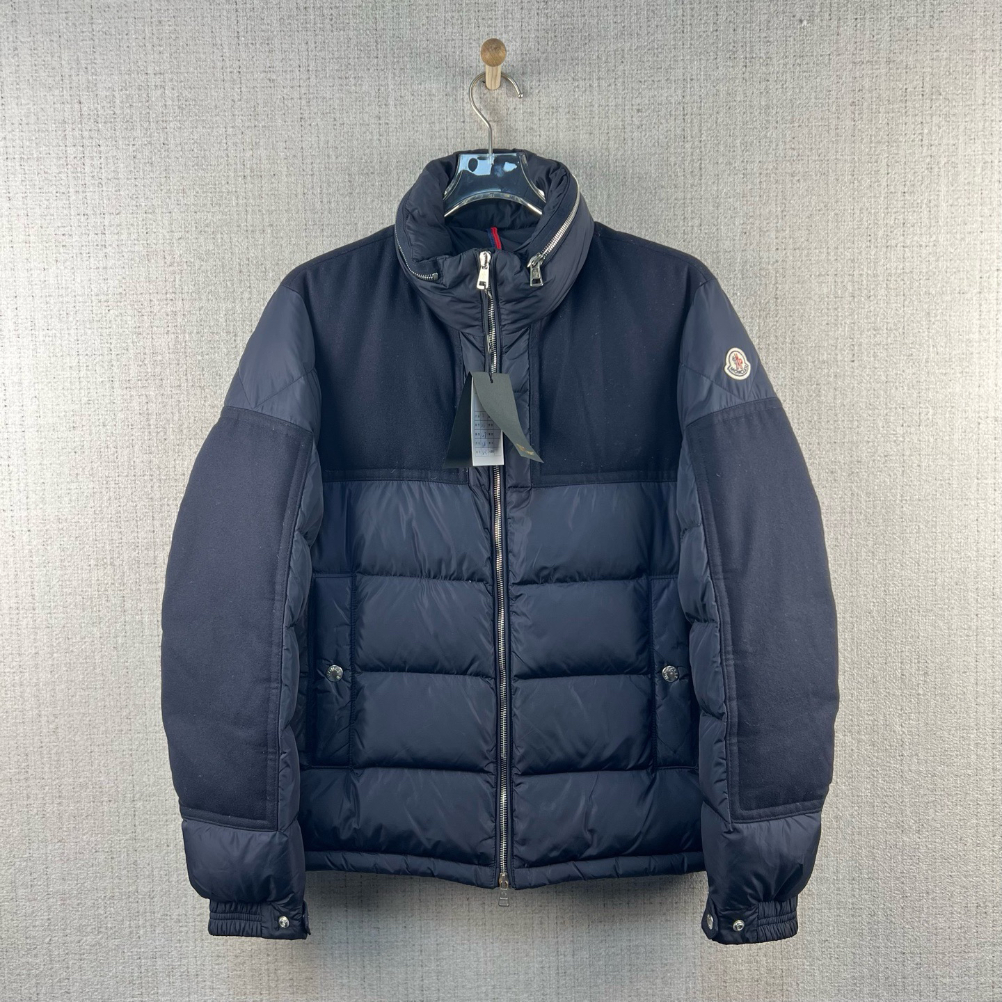 未使用 MONCLER 纯色拼接袖标立领羽绒服/尺码2/编号9098