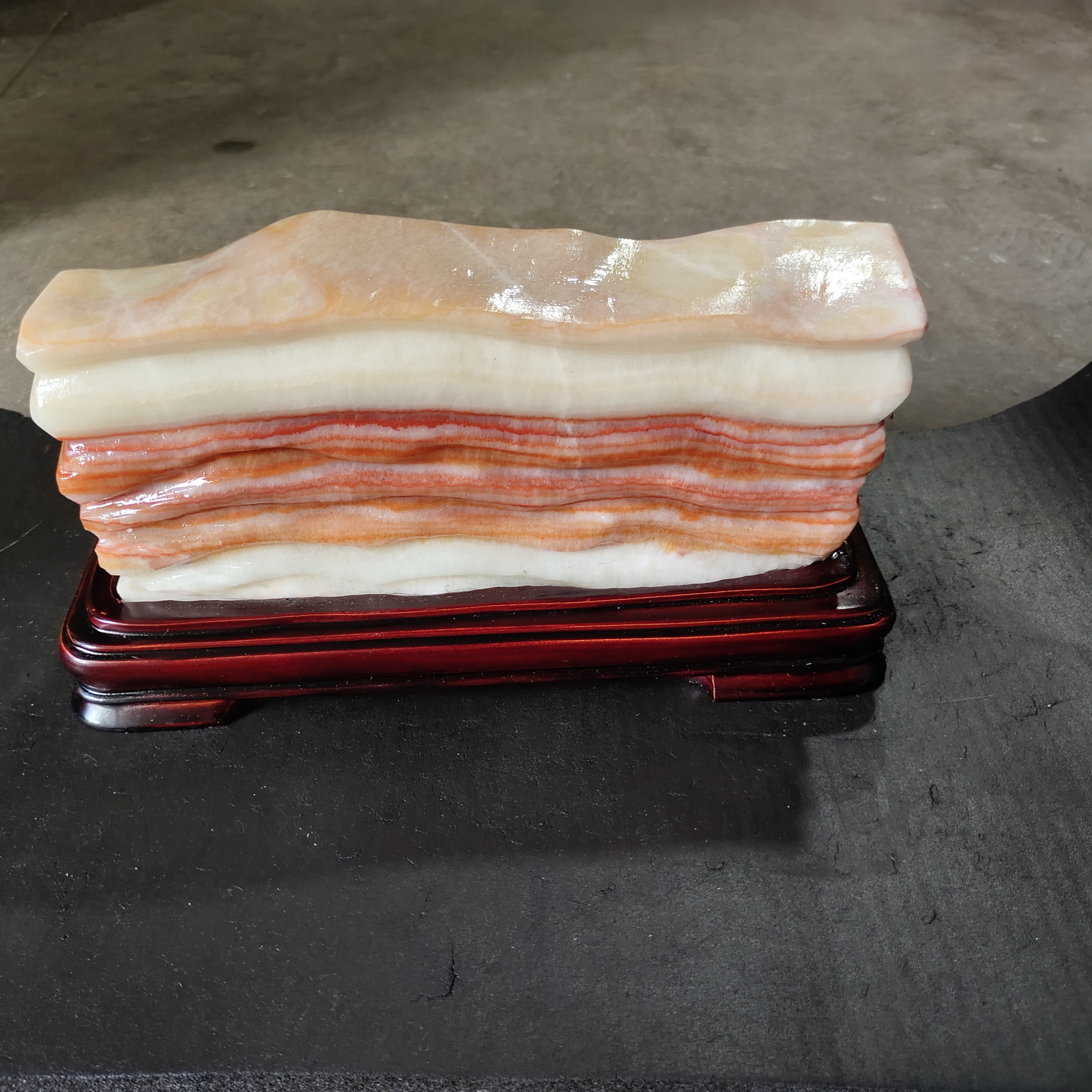 广西天然猪肉石摆件。石头尺寸27*5.5*11含座长28高15cm.8.5斤