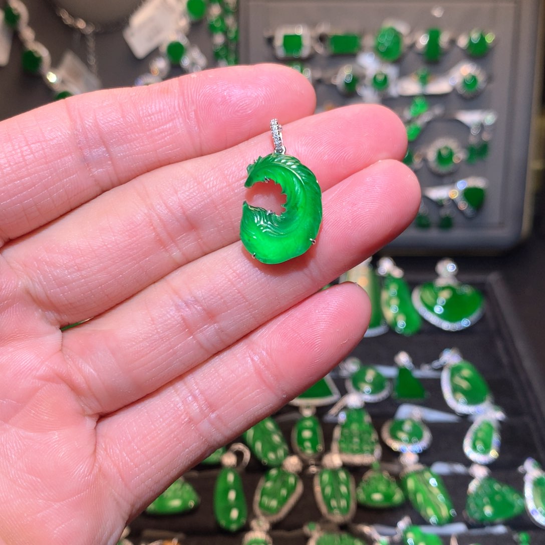 翡翠吊坠(不含链)18K金镶嵌天然翡翠