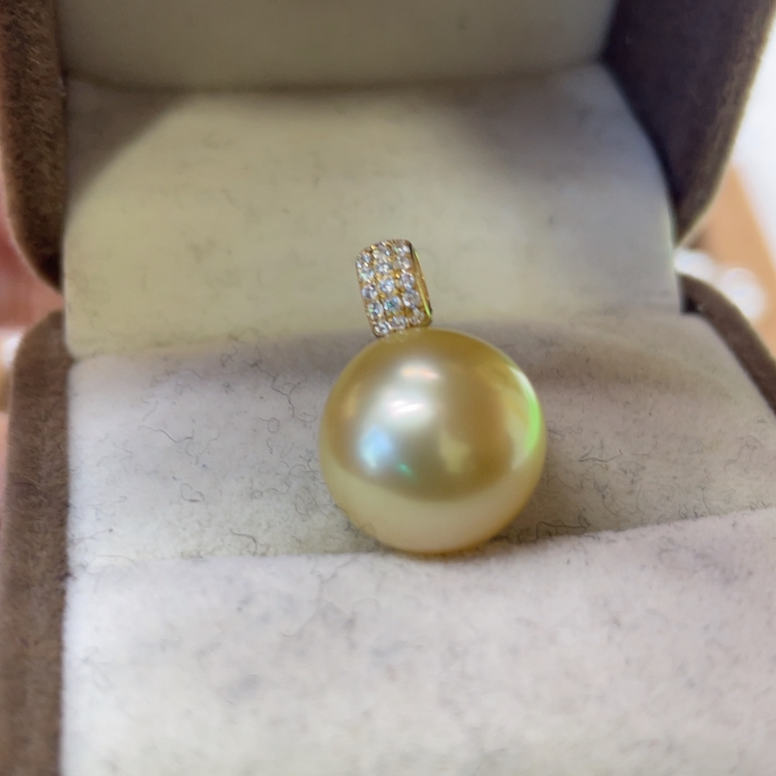 18K金镶嵌海水珍珠颈饰