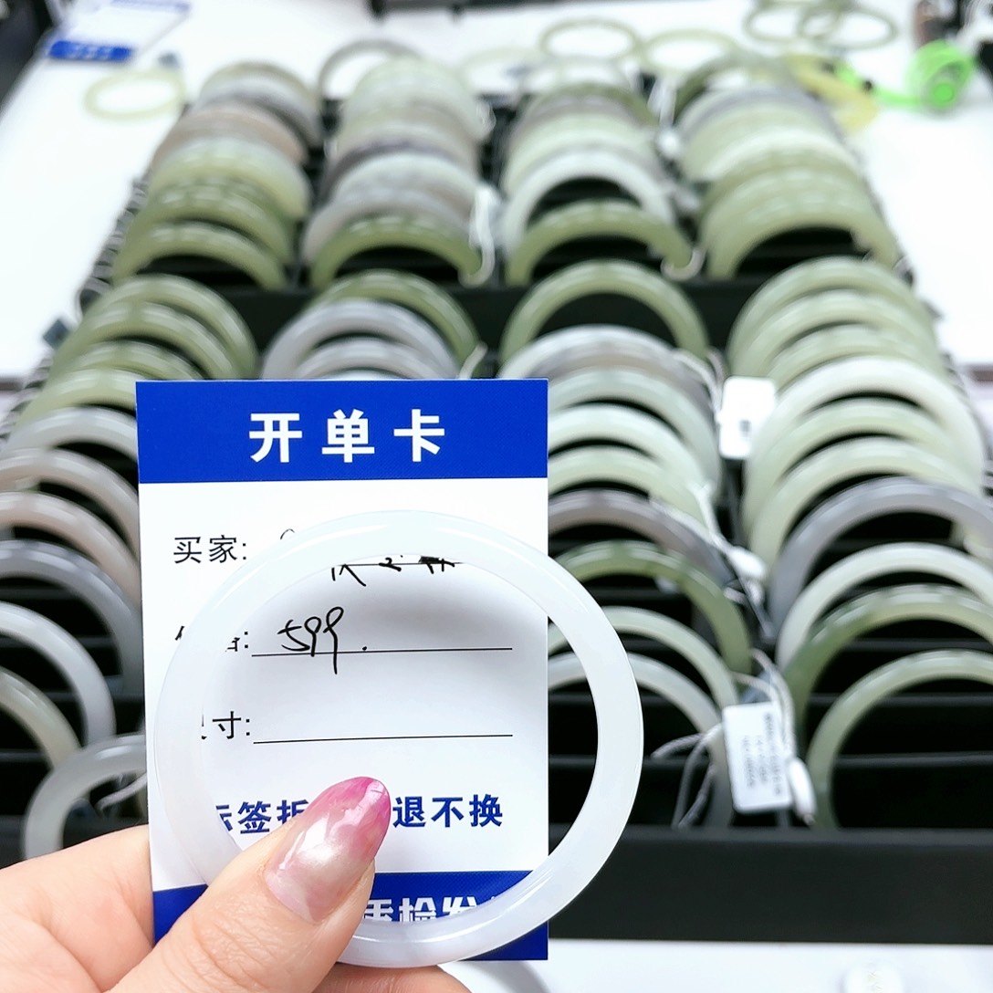 8***姐和田玉未镶嵌手镯