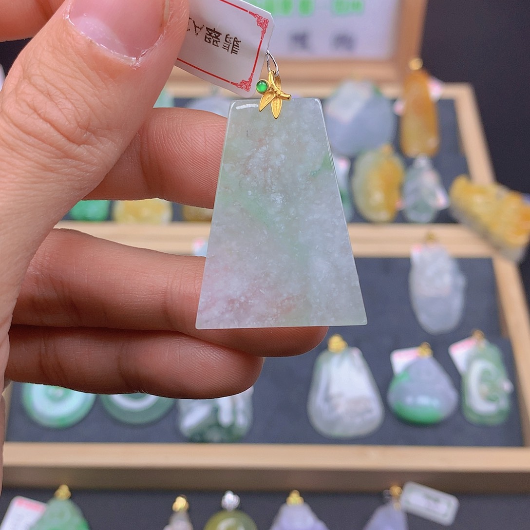翡翠颈饰18K金镶嵌翡翠