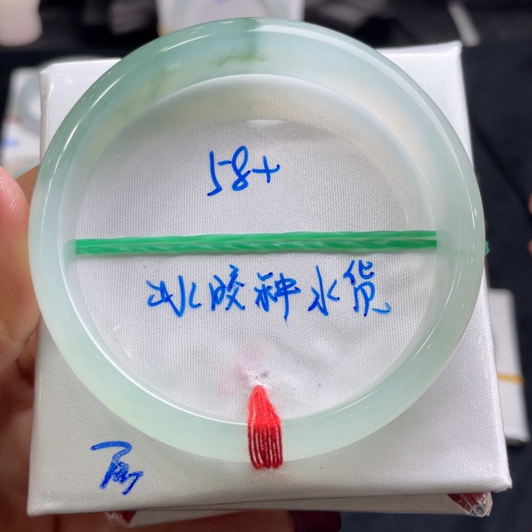 翡翠手镯未镶嵌翡翠手镯