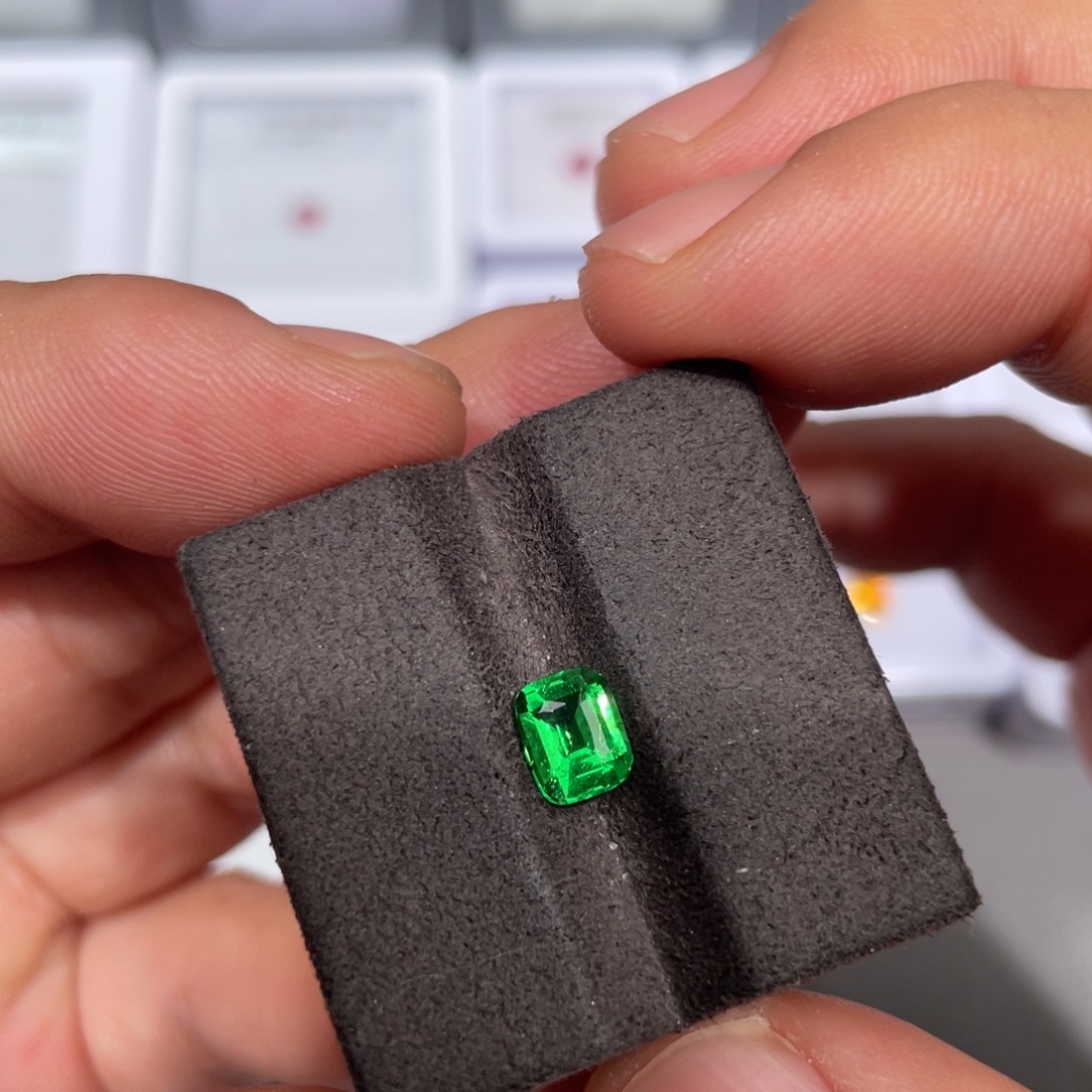 石榴石未镶嵌裸石1.1ct沙弗莱