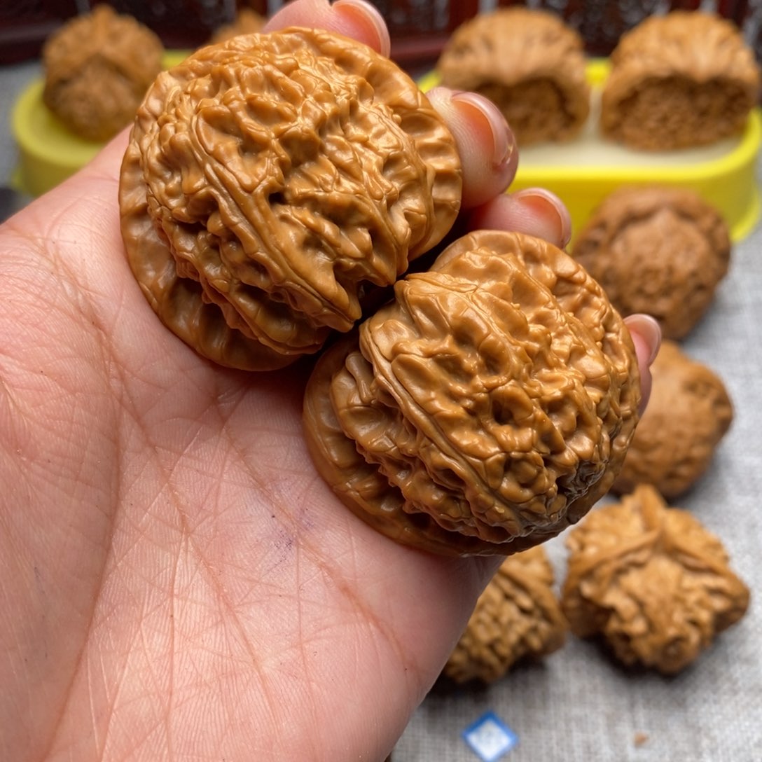 文玩核桃把件有**份三角白43全