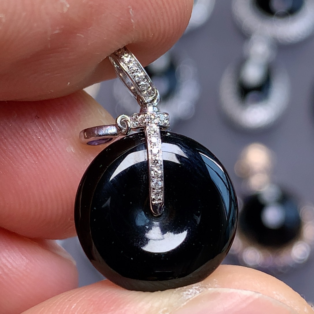 颈饰18K金镶嵌翡翠墨翠平安扣