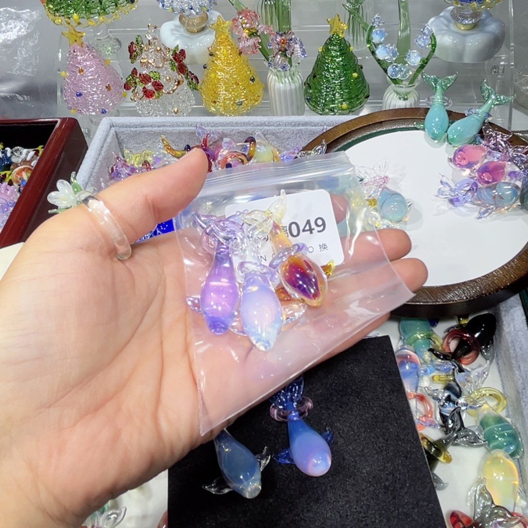 鲸***落颈饰玻璃49鲸鱼三个白金带蓝底座