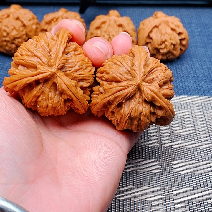 董***文玩核桃吊坠三棱