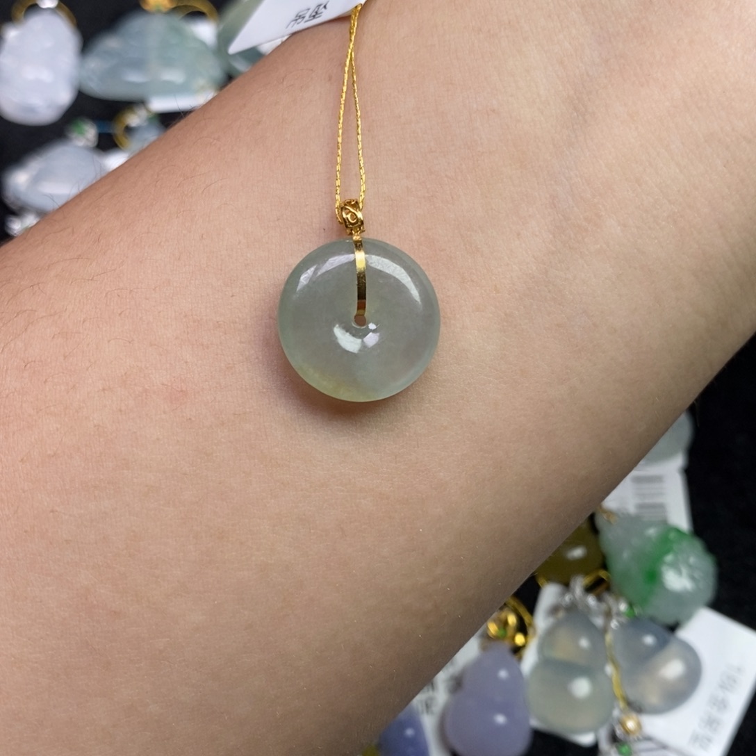 翡翠18K金镶嵌颈饰平安扣