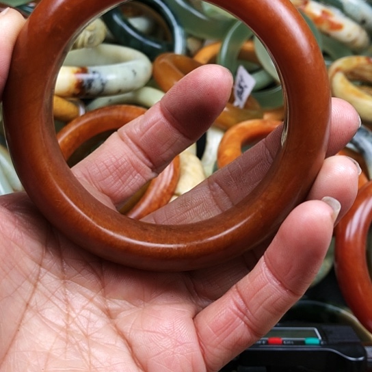 蛇纹石玉手镯未镶嵌贝*多