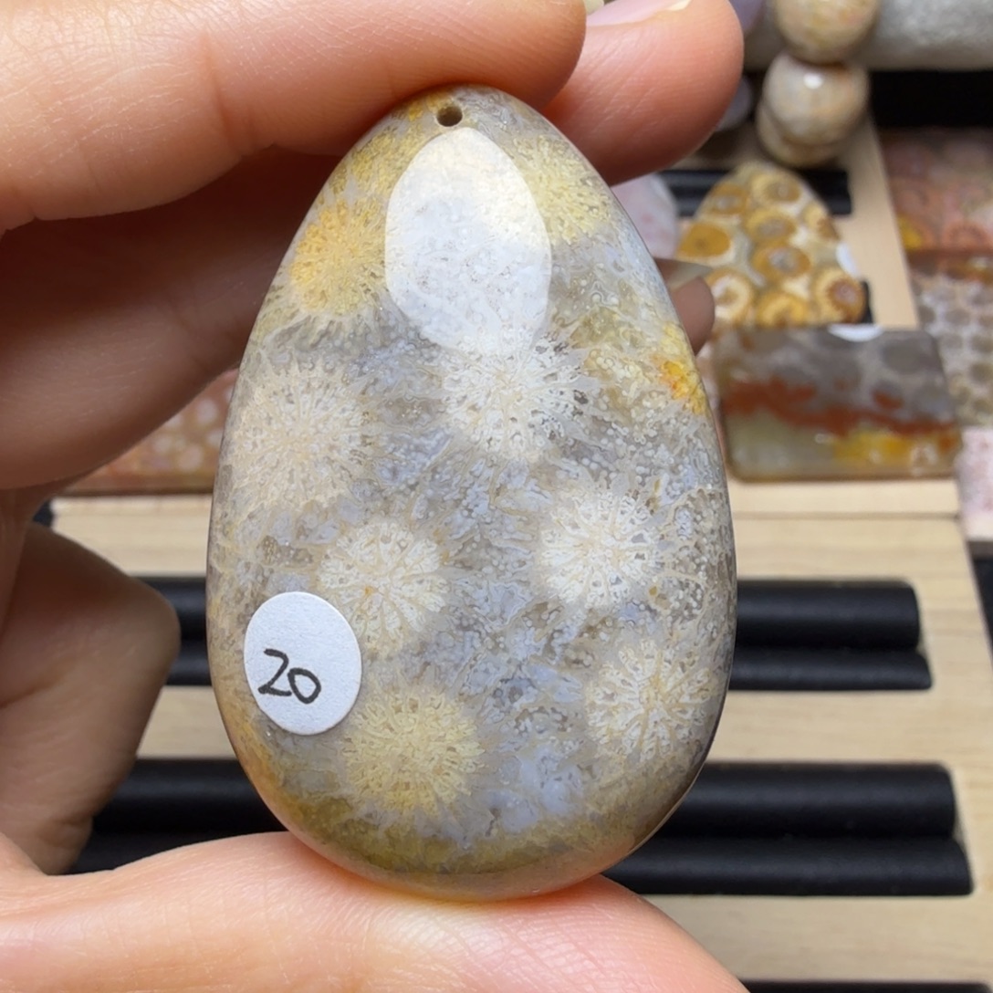 硅化玉未镶嵌灰黄大花