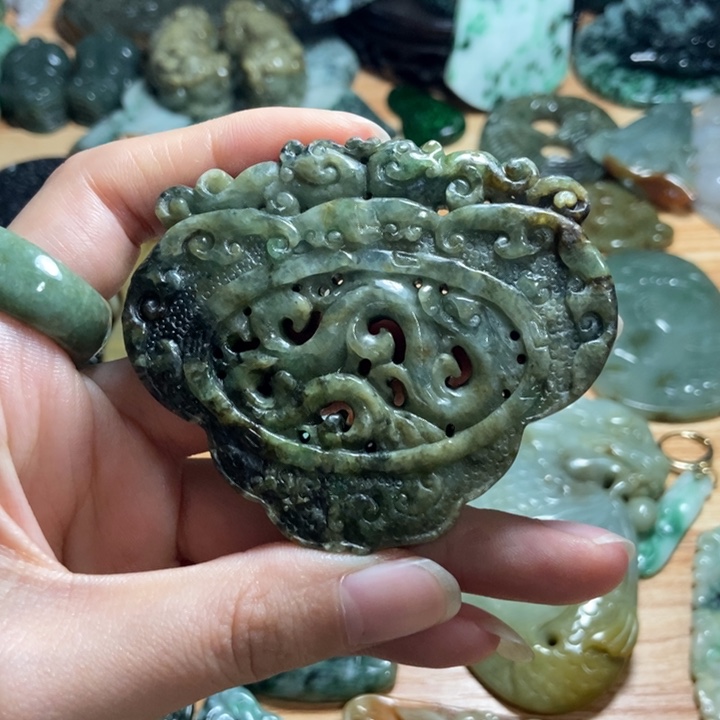 丁***雅翡翠未镶嵌颈饰翡翠吊坠