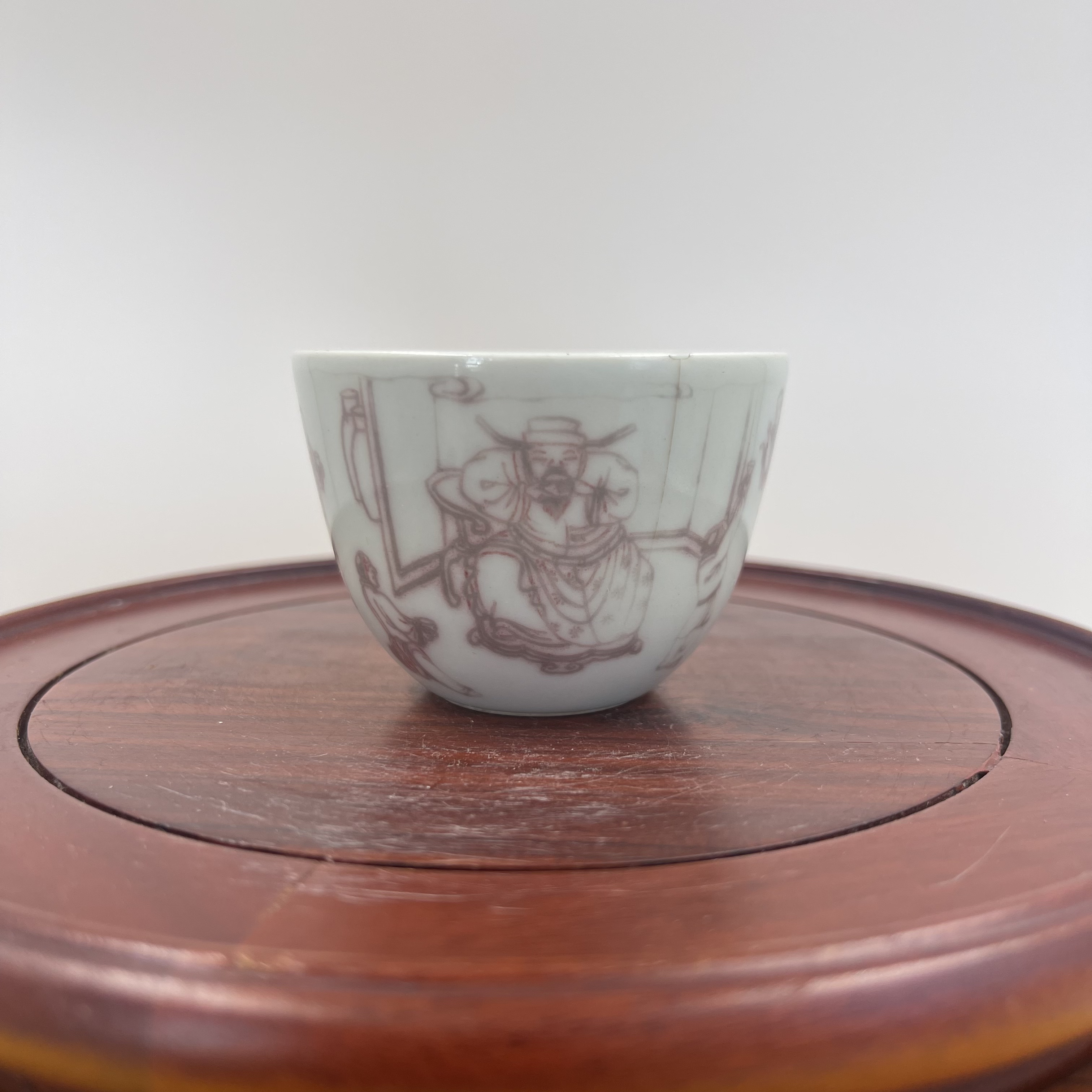 釉里红 饮中八仙人物纹 杯   高4.1公分 口径6公分  微瑕冲线