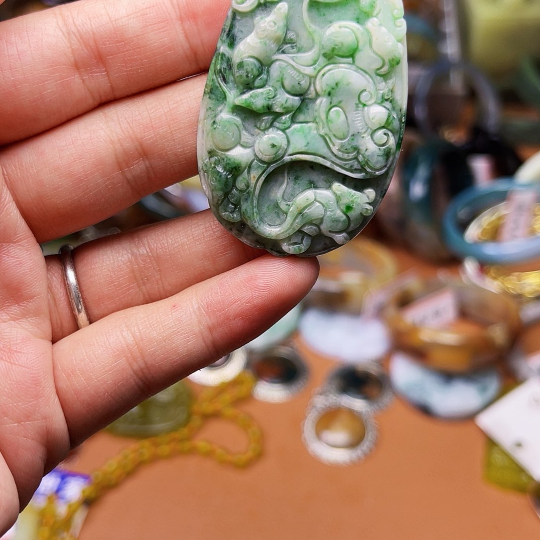 蛇纹石玉颈饰未镶嵌