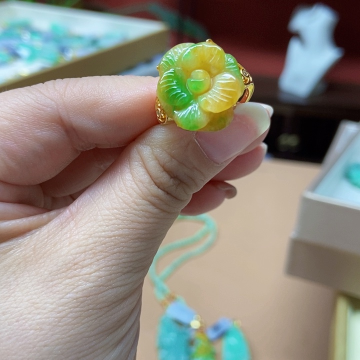 翡翠未镶嵌颈饰戒指