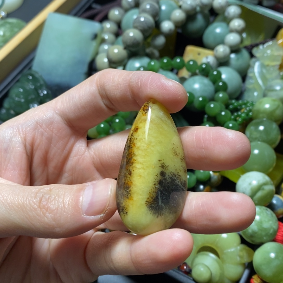 蛇纹石玉未镶嵌颈饰