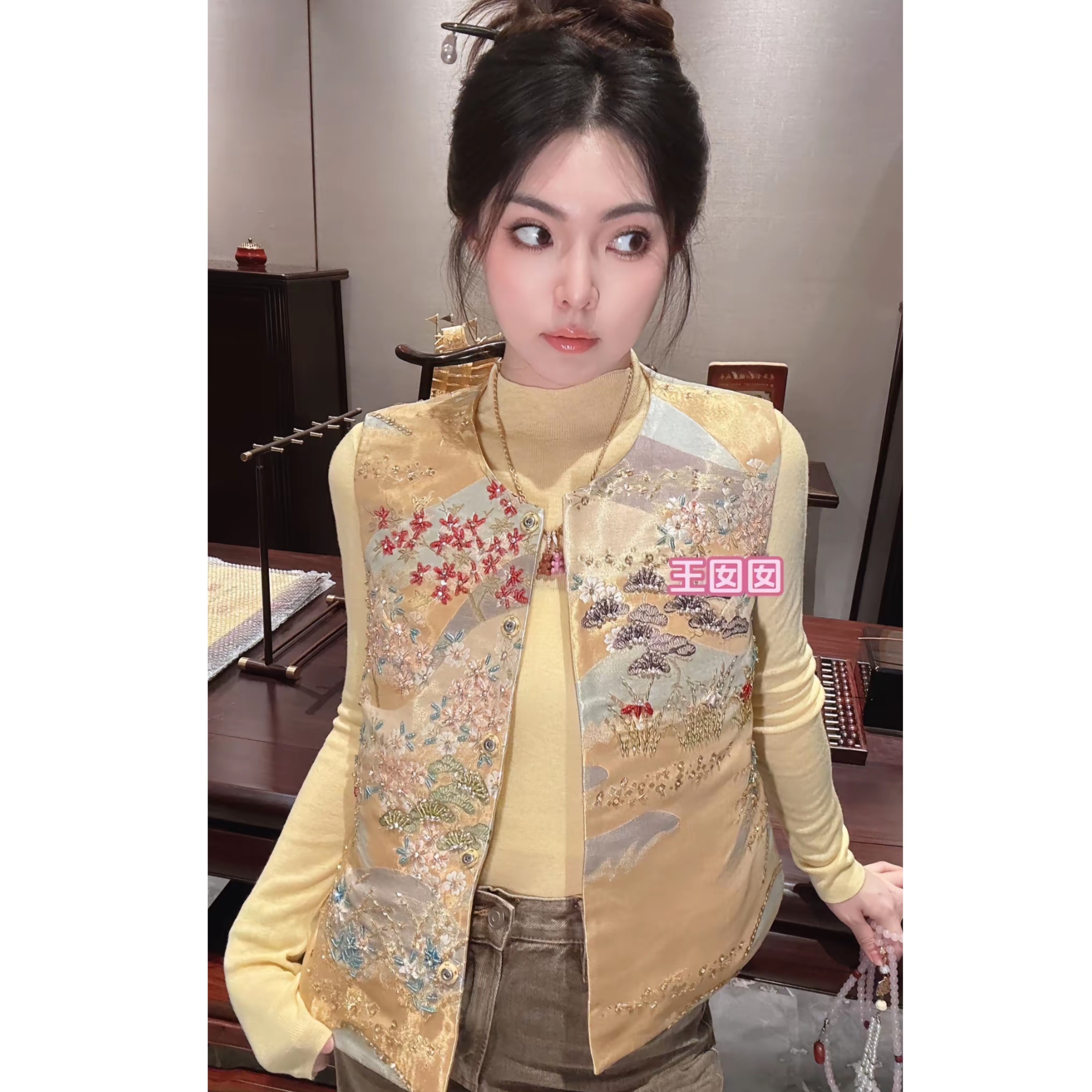 PM王囡囡 “锦绣山河”新中式珠绣圆领国风马甲NC1D0519