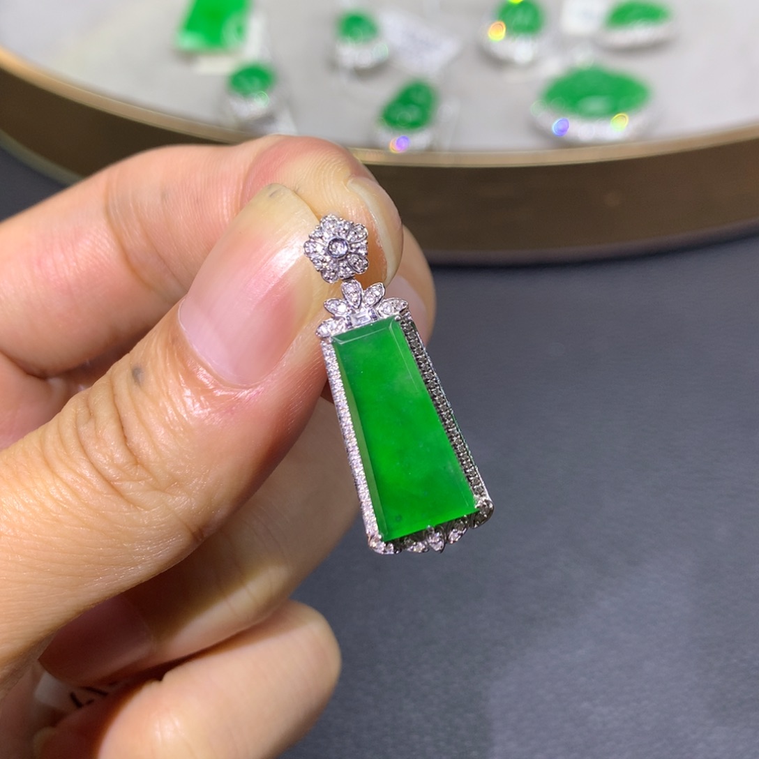 翡翠18K金镶嵌颈饰翡翠