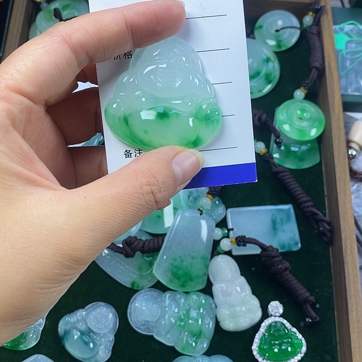 翡翠未镶嵌颈饰佛公