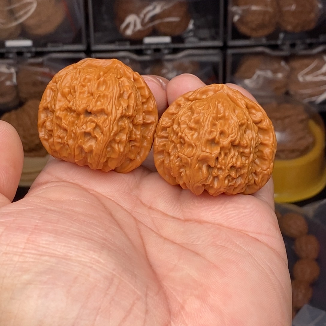 核桃把件40左右三角白