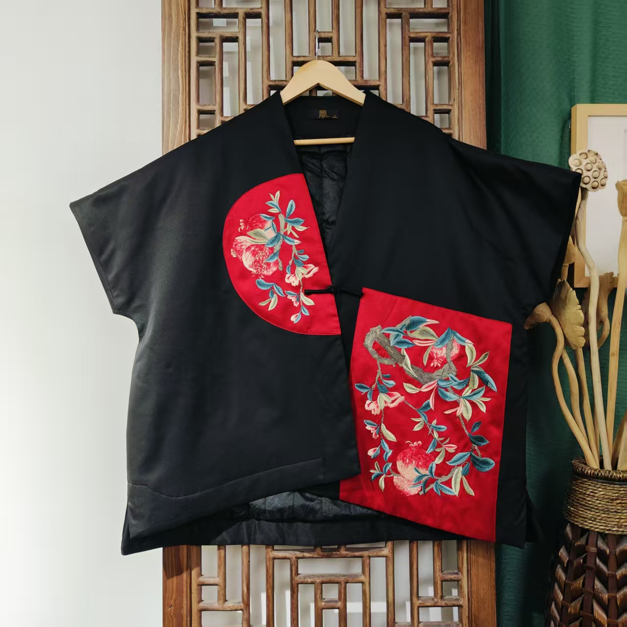 棉（LS356-4）凤徕兮私人定黑色光板底红底石榴刺绣拼接一字扣棉服