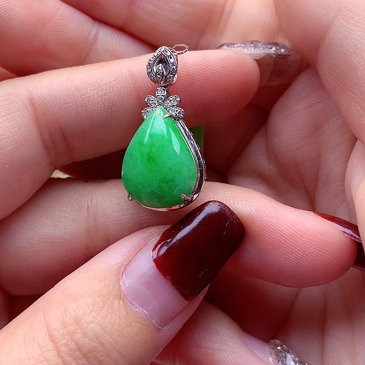 翡翠颈饰18K金镶嵌翡翠