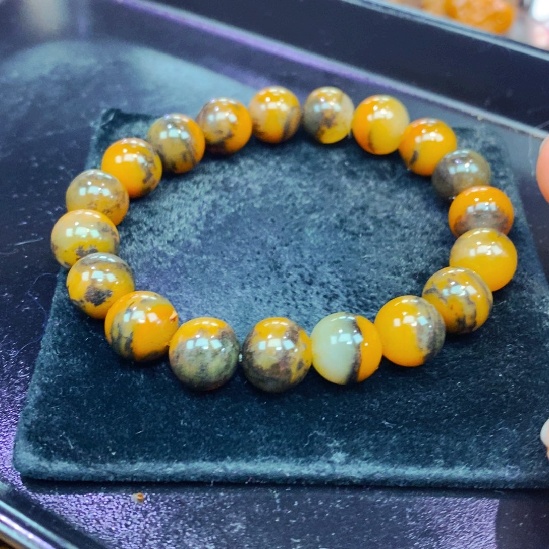 未镶嵌石英质玉（黄龙玉）颈饰