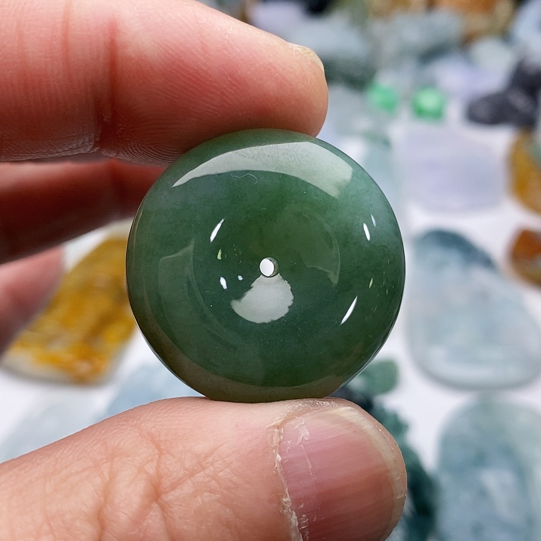 翡翠颈饰未镶嵌平安扣