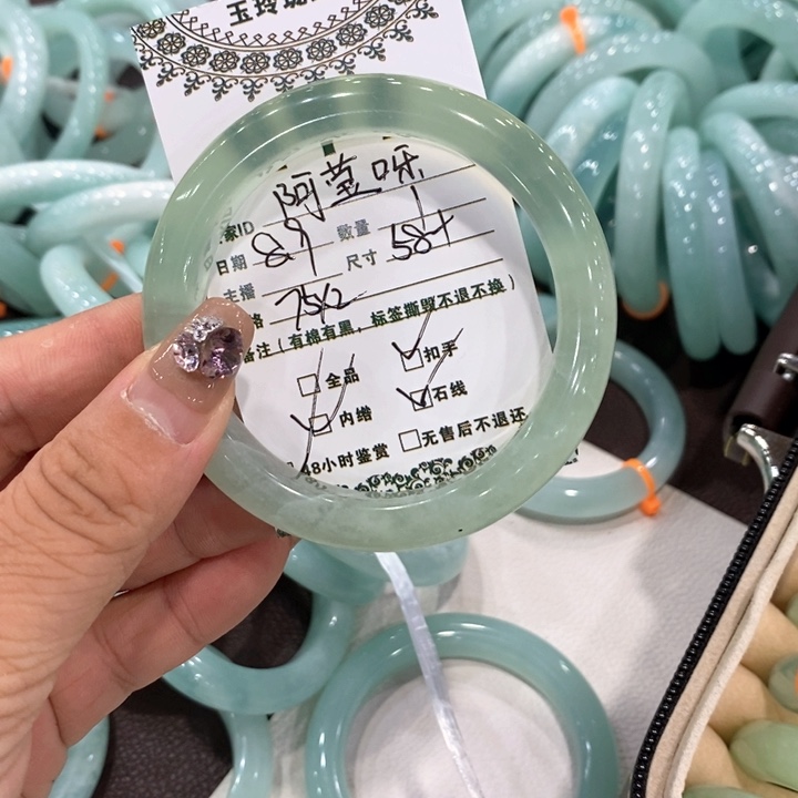 阿***呀蛇纹石玉未镶嵌手镯