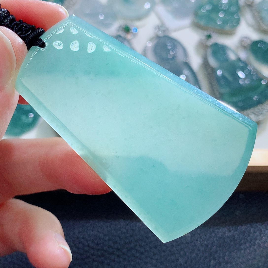 翡翠挂件未镶嵌翡翠