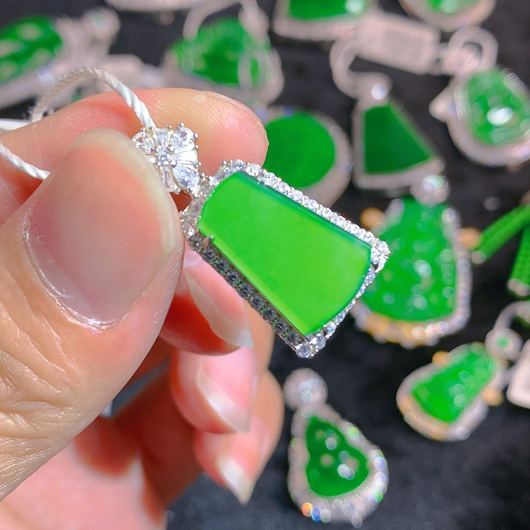 翡翠颈饰银S925镶嵌吊坠