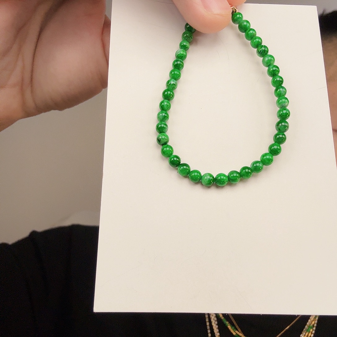 翡翠未镶嵌颈饰一件