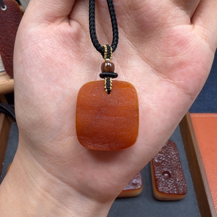 蜜蜡未镶嵌吊坠(赠链)