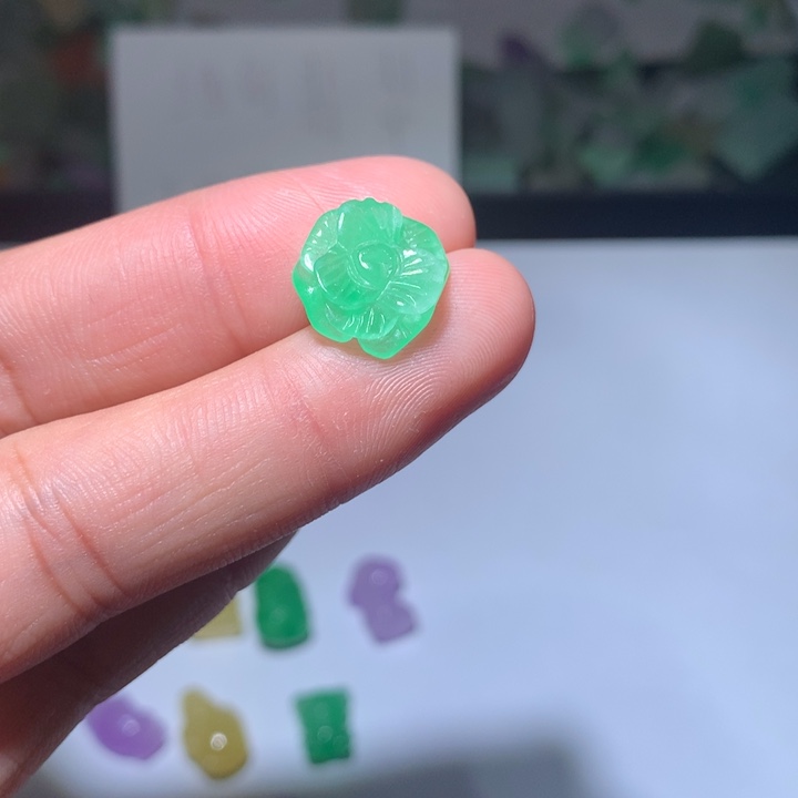 翡翠未镶嵌颈饰挂件