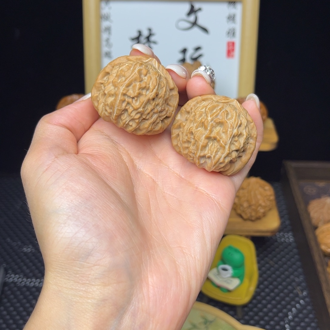 朝***校吊坠文玩核桃三角白39全白茬
