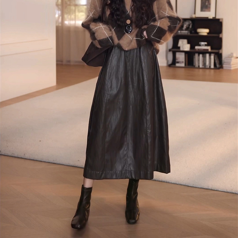 2025秋季新款复古港风A字皮裙高腰显瘦褶皱法式时尚百搭半身裙子