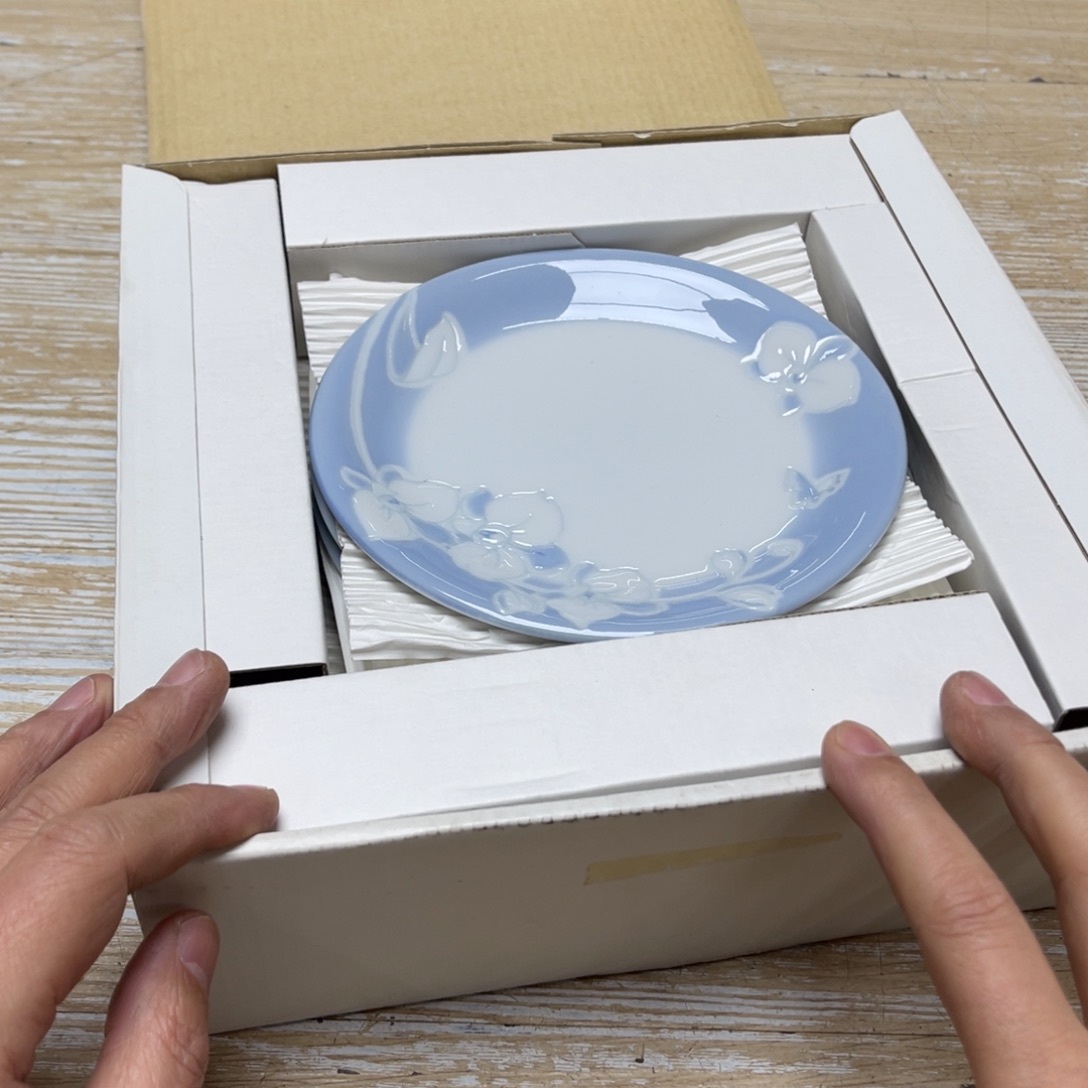 瓷片?***?密密麻麻地排列着一个