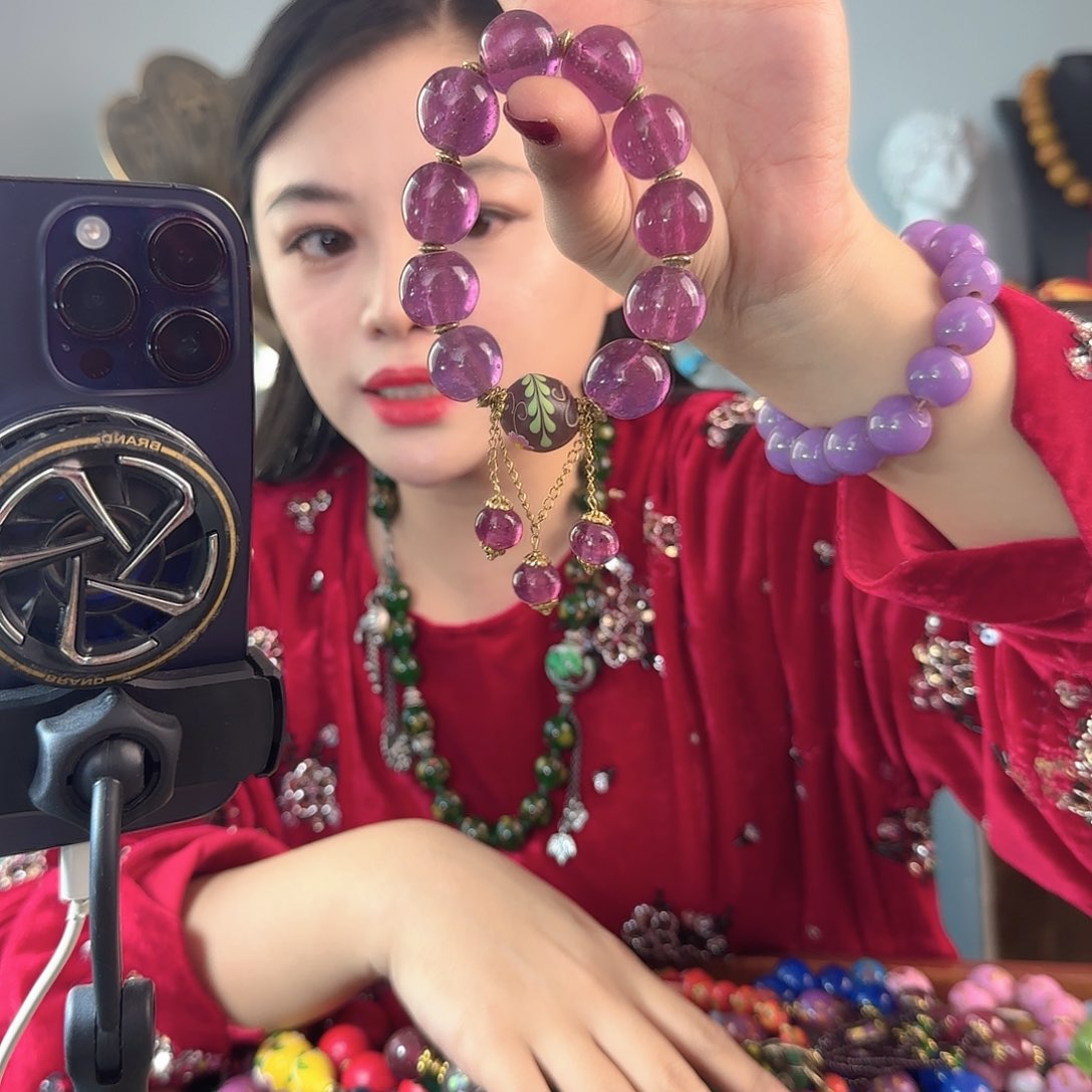 玻璃颈饰老琉璃的故事是一个人在一个