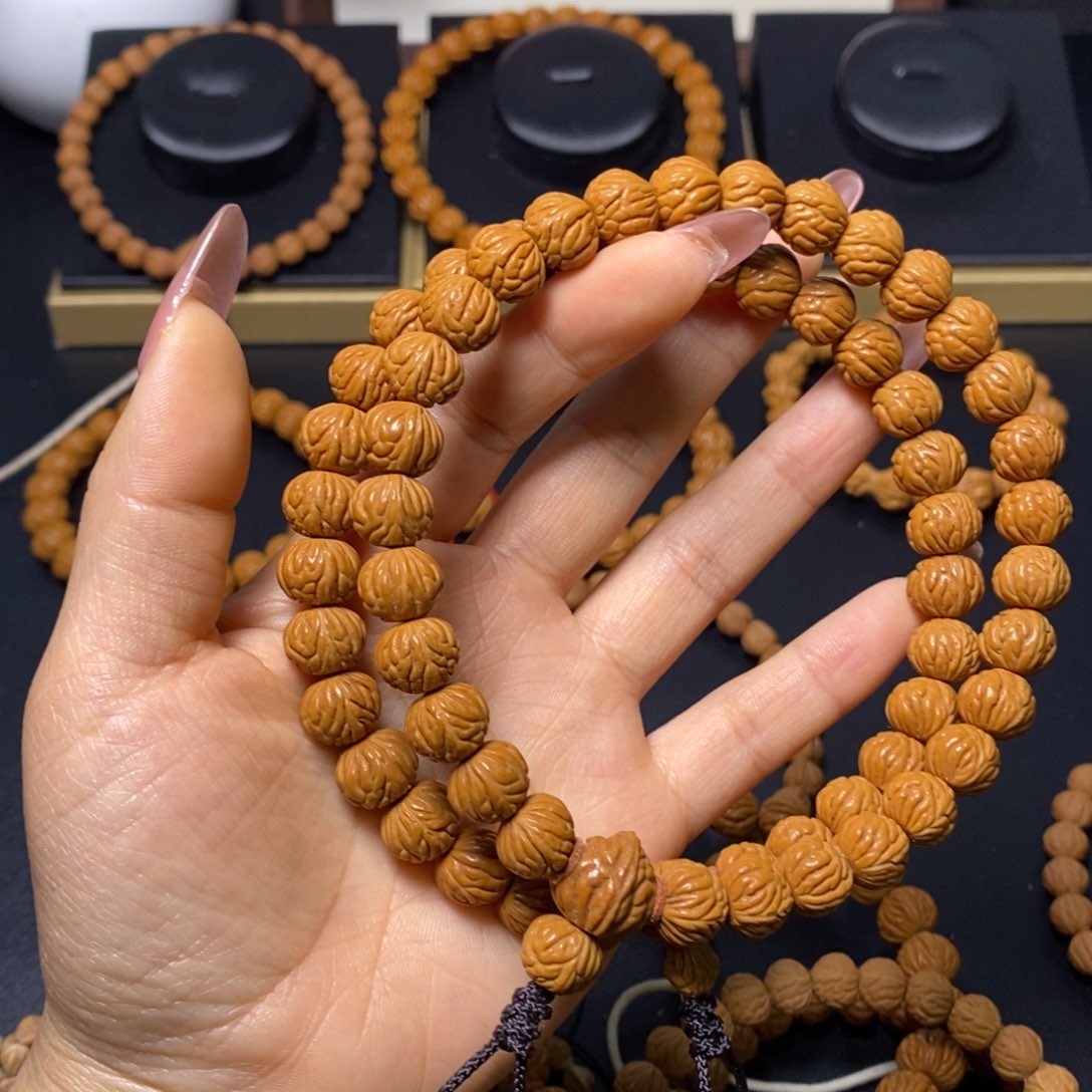 富***强吊坠桃核秦岭文玩