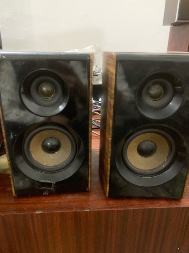 8新  二手戈乐迪书架音箱一对，有磕碰不包邮